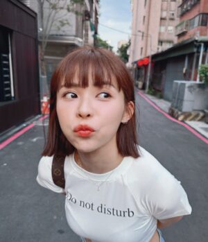 Kiki Lin Instagram - 獲得一點時間吃晚餐
晚餐前穿著可愛的衣服

韓先生說：你穿這個就是欠打擾

😂
👚： @noth1ng_special