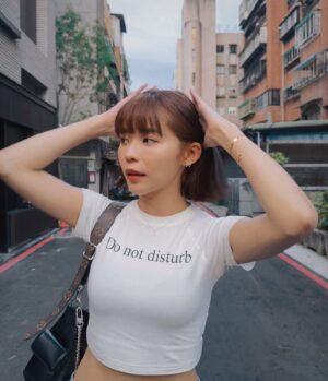 Kiki Lin Instagram - 獲得一點時間吃晚餐
晚餐前穿著可愛的衣服

韓先生說：你穿這個就是欠打擾

😂
👚： @noth1ng_special