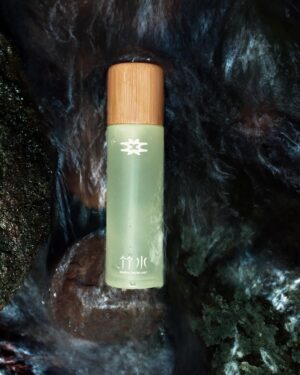Kiko Mizuhara Instagram - 竹水フェイスミスト✧ Bamboo Water Face Mist
Available now for Pre-order ✶ 限定予約販売開始。

自然の恵み、竹水🎋

竹水とは、竹が成長する際に地中から地下茎を通して吸い上げた水のことであり、4月から5月にしか採取できません。また、水を吸い上げてから、わずか20日間ほどしか幹に溜め込まないため、とても貴重な水として知られています。

現在、日本の竹林のほとんどは、自生したものではなく、我々人間の手によって植栽されたもの。 しかしながら、後継者問題や管理不足によって竹林は荒れ、雑草のように増殖している状況も散見されています。竹の繁殖力は非常に強いため、広葉樹林を浸食しているのです。

kiiksでは、各地の竹害も考慮し桑名市の桑名竹取物語事業化協議会と協力して、その対策にも取り組んでいます。

竹水には豊富なポリフェノールが含まれており、ビタミンB群、高い保湿効果や肌の弾力性を保つ豊富なアミノ酸。そして、竹に多く含まれるシリカ（ケイ素）が肌の内側から潤いをもたらします。

美容、そして竹害問題の観点から生まれた竹水フェイスミストが皆さまに幸せをもたらしますように❤️

Photo : @alexleese 
Make up : @sakiemiura