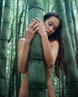 Kiko Mizuhara Instagram - 竹水フェイスミスト✧ Bamboo Water Face Mist
Available now for Pre-order ✶ 限定予約販売開始。

自然の恵み、竹水🎋

竹水とは、竹が成長する際に地中から地下茎を通して吸い上げた水のことであり、4月から5月にしか採取できません。また、水を吸い上げてから、わずか20日間ほどしか幹に溜め込まないため、とても貴重な水として知られています。

現在、日本の竹林のほとんどは、自生したものではなく、我々人間の手によって植栽されたもの。 しかしながら、後継者問題や管理不足によって竹林は荒れ、雑草のように増殖している状況も散見されています。竹の繁殖力は非常に強いため、広葉樹林を浸食しているのです。

kiiksでは、各地の竹害も考慮し桑名市の桑名竹取物語事業化協議会と協力して、その対策にも取り組んでいます。

竹水には豊富なポリフェノールが含まれており、ビタミンB群、高い保湿効果や肌の弾力性を保つ豊富なアミノ酸。そして、竹に多く含まれるシリカ（ケイ素）が肌の内側から潤いをもたらします。

美容、そして竹害問題の観点から生まれた竹水フェイスミストが皆さまに幸せをもたらしますように❤️

Photo : @alexleese 
Make up : @sakiemiura