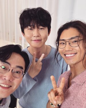 Kim Bum-soo Instagram - 범수의 세계 🙌🏽

 ⠀
얼마전 MAKE20 프로젝트의 11번째 음원인 ‘꽃 피는 봄이오면’의 음원홍보를 위해 잠골버스 선배님들깨서 민망한 저를 대신해 일일 스페셜 MC를 해주셨어요~^^
첫 공연 준비와 쌓여있는 컨텐츠 작업들 때문에 눈코 뜰 새 없이 바쁜와중에도 이렇게 자리를 빛내주어서 정말 고마웠어요!
워낙 높은 음역대를 소화해야하는 보컬들이기에 걱정되는 부분도 있지만 철저한 자기관리와 성실함으로 좋은 모습 보이기위해 노력하는 모습에 뜨거운 응원의 박수를 보낼 수 밖에 없었습니다!
어제 있었던 공연도 성황리에 잘 마쳤길 바라고 앞으로의 활동도 언제나 반빡반짝 빛나길 바랄게요!
언잰가 저도 잠골버스 선배님 채널에 놀러갈거애요~🙌🏽😊💖ㅎ

@zamgolber_s 
@zamgolbers_leader_official 

#범수의세계 #인생찻집 #특별편 #VIP #BSK #스페셜엠씨 #잠골버스 #안준헌 #정윤섭 #선배님 #감사 #꽃피는봄이오면 #꽃봄 #make20project #re_make #BMK #많관부 🌸 #좋댓구알