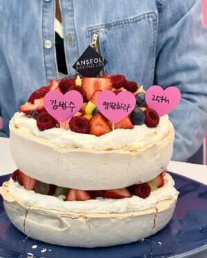 Kim Bum-soo Instagram - ANSEOLI BAKING LAB 🎂
 ⠀
이건 피드에 자랑 좀 하고 가실게요~~🤗
두 분 @chacha0cha @na_leejoosuk 덕분에 감사하게도 하타디하탄 안베랩에 초대를 받아 장인의 정성어린 손길이 가득담긴 그 유명한 파블로바를 먹어보고 왔어요!
안서리 빠띠쉐님만의 특별한 디저트 철학과 옳곧은 고집이 있었기에 이런 놀라운 작품을 많은 분들이 즐길 수 있다는 생각에 저에게도 적지않은 용기와 동기부여가 되었던 감사한 시간이었습니다!
앞으로의 그 아름다운 여정또한 함께 응원할게요~^^
귀한 초대 진심으로 감사드립니다!🩷
(접시까지 다 먹을 뻔 했던 건 비밀? 안비밀!😋ㅋㅋ)

#anseolibakinglab #안서리 #patissiere 디저트장인 #respect #파블로바 #마쿠아즈 #자랑스타그램 ✌🏽
