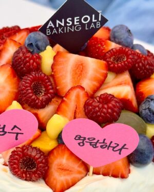 Kim Bum-soo Instagram - ANSEOLI BAKING LAB 🎂
 ⠀
이건 피드에 자랑 좀 하고 가실게요~~🤗
두 분 @chacha0cha @na_leejoosuk 덕분에 감사하게도 하타디하탄 안베랩에 초대를 받아 장인의 정성어린 손길이 가득담긴 그 유명한 파블로바를 먹어보고 왔어요!
안서리 빠띠쉐님만의 특별한 디저트 철학과 옳곧은 고집이 있었기에 이런 놀라운 작품을 많은 분들이 즐길 수 있다는 생각에 저에게도 적지않은 용기와 동기부여가 되었던 감사한 시간이었습니다!
앞으로의 그 아름다운 여정또한 함께 응원할게요~^^
귀한 초대 진심으로 감사드립니다!🩷
(접시까지 다 먹을 뻔 했던 건 비밀? 안비밀!😋ㅋㅋ)

#anseolibakinglab #안서리 #patissiere 디저트장인 #respect #파블로바 #마쿠아즈 #자랑스타그램 ✌🏽