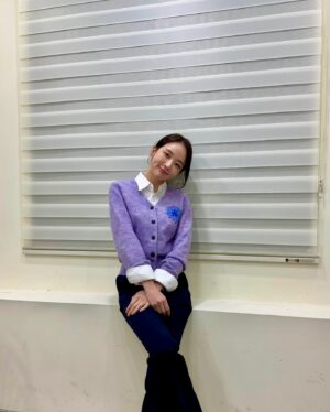 Kim Chae-eun Instagram - “내가 (눈에 가시) 빼줬다. 다시 잘봐봐. 너도 알고보면 사랑스러운 아이라고.”