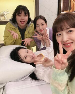 Kim Chae-eun Instagram - “내가 (눈에 가시) 빼줬다. 다시 잘봐봐. 너도 알고보면 사랑스러운 아이라고.”