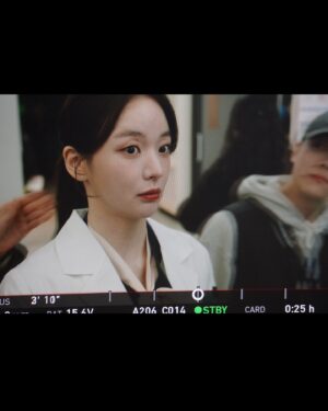 Kim Chae-eun Instagram - “내가 (눈에 가시) 빼줬다. 다시 잘봐봐. 너도 알고보면 사랑스러운 아이라고.”