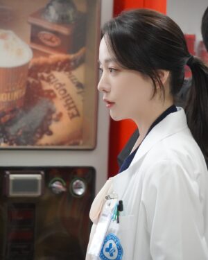 Kim Chae-eun Instagram - “내가 (눈에 가시) 빼줬다. 다시 잘봐봐. 너도 알고보면 사랑스러운 아이라고.”