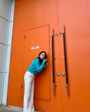 Kim Chae-eun Instagram - “내가 (눈에 가시) 빼줬다. 다시 잘봐봐. 너도 알고보면 사랑스러운 아이라고.”