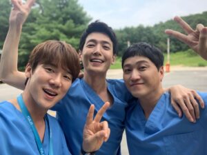 Kim Dae-myung Instagram - 네가 그것들과 손잡고🎼
고요한 달빛으로 내게 오면
내 여린 마음으로 피워낸 나의 사랑을
너에게 꺾어줄게😊😉😋🥰🙂 #슬기로운의사생활시즌2