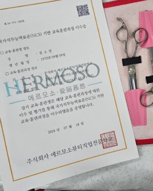 Kim Ga-yeon Instagram - 그동안 남편 헤어스타일링은 엄청 많이 했지만.. 
커트는 절대 허락하지 않는 그분을 위해서..
미국 간 사이에 남성 헤어커트 단과로 이수 완료!

하랭몬 등교시키고..하교시간에 딱 맞춰서 달려오고..
2달간 열심히 배웠음.
진짜 좋은 선생님 만나서 ..투블럭 상고와 리프컷은 자신감 뿜뿜!
함께 수업받은 4명의 수강생들도 좋은 분들이셨고
즐겁게 공부했슴!

처음 가위잡기도 어색하고 클리퍼도 무서웠는데. 
덧가발 여러개 해치우면서(?) 스킬이 늘었다.

#황제가허락했다
#좋았어👍