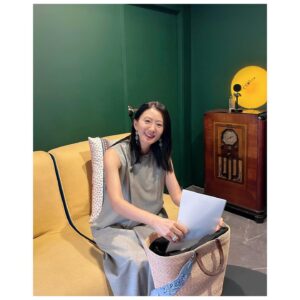 Kim Hee-ae Instagram - .
오늘 ‘돌풍’ 라운드 인터뷰했어요!
작품 좋게 봐주신 기자님들이 많으셔서 힘이 났어요 🫶🏻

퇴근 준비하다가 기념샷 :)

#김희애 #KIMHEEAE
#넷플릭스 #Netflix  #돌풍 #TheWhirlwind
@yg_stage