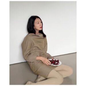 Kim Hee-ae Instagram - .
🍒💄🧥

@wkorea @netflixkr @burberry 

#김희애 #KIMHEEAE #넷플릭스 #더블유 #버버리 #베스트퍼포먼스
@yg_stage