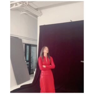 Kim Hee-ae Instagram - .
우리 스태프가 길쭉길쭉 늘씬늘씬하게 찍어 준 사진

평소 안 입어 본 과감한 스타일에 도전해 보고 
MZ처럼 백꾸도 해보고 😉

#김희애 #KIMHEEAE
#얼루어 #allure
@yg_stage