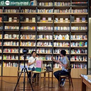 Kim Je-dong Instagram - [공유] @namumind
...
어제 김제동 작가님, 김상욱 교수님과 함께한 <질문이 답이 되는 순간> 비대면 북토크👨‍💻👩‍💻

못 보신 분들을 위해 현장사진 몇 장 투척합니다😁

두 분도 작년 <질문이 답이 되는 순간> 인터뷰 때 보고 이번 북토크 때 처음 만나셨다고 해요. 오래간만에 독자분들 직접 뵙고 오붓하게 북토크 나누면 좋았겠지만(ㅠㅠ) 그래도 안전이 우선이니까요^^

바쁜 일정에도 참여해주신 김제동 작가님, 김상욱 교수님, 그리고 함께해주신 모든 독자분들 덕분에 즐거운 시간이었습니다. 늦은 시간까지 함께해주셔서 감사드려요.🥰

현장에서 녹화한 편집 영상은 조만간 유튜브에서 소개할게요.
커밍순~~~~~~!!!

#질문이답이되는순간 #김제동 #김상욱 #나무의마음 #북토크 #비대면북토크 #온라인북토크 #최인아책방 #선릉점 #선릉서점 #책스타그램 #북스타그램 #베스트셀러 #문학동네