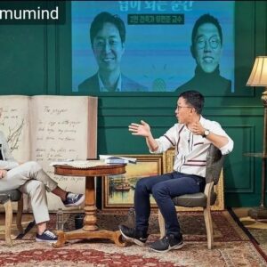 Kim Je-dong Instagram - [공유] @namumind
...
저는 건축이 관계를 조율하는 거라고 생각해요. 사실 건축이라는 건 존재하면서 동시에 공간을 점유하잖아요. 사람은 끊임없이 자기만의 공간을 확장하려고 하고, 그 공간을 통해서 다른 사람과 소통하는데, 건축가는 그 공간을 약간 제어할 수가 있어요. 비어 있는 공간에 벽을 하나 세우면 전혀 다른 공간이 되죠. 건축가가 그것을 어떻게 설계하고 만드는지에 따라서 사람들의 관계가 바뀌고, 사회의 관계도 바뀌고, 인간과 자연의 관계도 바뀌는 것 같아요. #유현준 #김제동 #질문이답이되는순간 

#도시 #건축 #건축가 #인터뷰집 #인터뷰 #대담집 #나무의마음 #문학동네 #베스트셀러 #북스타그램 #책스타그램 #질답순