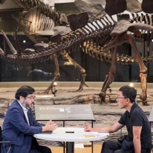 Kim Je-dong Instagram - [공유] @namumind
...
정모 : 트리케라톱스(Triceratops)라는 공룡인데, 여기서 ‘트리’는 ‘3개’, ‘케라’는 ‘뿔’, 그리고 ‘톱스’는 ‘얼굴’을 의미해요. 그래서 트리케라톱스는 ‘얼굴에 3개의 뿔을 가지고 있는 공룡’이라고 할 수 있죠.

제동 : 이렇게 간단한 설명만 들어도 벌써 트리케라톱스를 보면 마음이 좋아지는 것 같아요. 다들 어렸을 때는 공룡 인형 가지고 놀고, 공룡 나오는 만화 영화 보고 그랬는데, 왜 우리는 어른이 되면서 공룡을 잊어버리는 걸까요?

정모 : 왜냐하면 더이상 질문을 못 찾아서 그래요. 어린아이들이 좀 커서 공룡에게 갖는 최후의 질문이 뭐냐면 “공룡은 왜 멸종했어요?”예요. 공룡이 멸종한 건 다 아는 사실이잖아요. 문제는 그 이상의 질문을 못 찾아낸다는 거예요. 질문거리가 없으니까 멀어지는 거예요. “공룡은 왜 없어졌어요?”라고 물어보는 사람들이 “공룡은 왜 생겼어요?”라고는 안 물어봐요.

#질문이답이되는순간 #김제동 #이정모