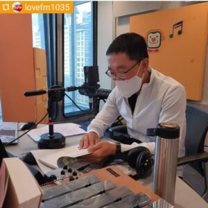 Kim Je-dong Instagram - 📻 아쉽지만 어느새 내일이면 약속된 4일간의 시간이 마무리 됩니다.
그러니 잊지말고 내일 아침 7시부터 9시까지 꼭 함께해요~🤗!

[공유] #이러엠 #4일 #스페셜디제이 #김제동

#정면샷 은 너무 부끄럽다고 하셔서 
설짝 찍은 #모습

#클로징멘트 로 읽어주신 #시구절 을 읽으시는 모습이 참 멋지시죠??

#내일 #스페셜DJ #동디 와 함께하는 #마지막날

내일도 함께해주세요~

#이숙영의러브에펨 
#이숙영의러브fm 
#이러엠