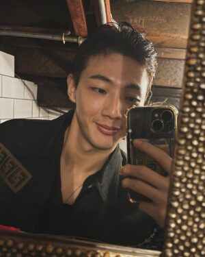 Kim Ji-soo Instagram - Starts from Black, Ends with White