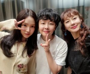 Kim Ji-soo Instagram - 미래 바라기 애연~ 😘
사랑하는 우리 가족X멜로 팀~

#가족X멜로 #변무진 #금애연 #변미래 #변현재 #남태평
#romanceinthehouse #jtbcdrama #8월10일첫방송