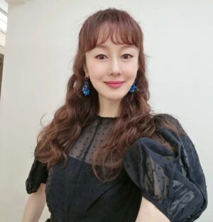 Kim Ji-soo Instagram - 미래 바라기 애연~ 😘
사랑하는 우리 가족X멜로 팀~

#가족X멜로 #변무진 #금애연 #변미래 #변현재 #남태평
#romanceinthehouse #jtbcdrama #8월10일첫방송