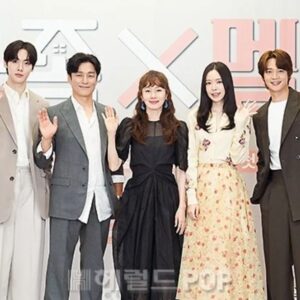 Kim Ji-soo Instagram - 미래 바라기 애연~ 😘
사랑하는 우리 가족X멜로 팀~

#가족X멜로 #변무진 #금애연 #변미래 #변현재 #남태평
#romanceinthehouse #jtbcdrama #8월10일첫방송