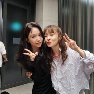 Kim Ji-soo Instagram - 내 사랑 미래 나은이~😘😘💜 예쁜이 보고싶었어어~😭
우리 오늘 재밌게 촬영하고 놀쟈~

#가족x멜로 #손나은배우