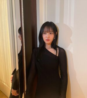 Kim Ji-won Instagram - 🖤
