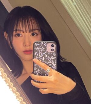 Kim Ji-won Instagram - 🖤