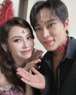 Kim Ji-woo Instagram - .
.
앙ㄷ…..리!!!!!
해준앙리와 마지막공연날 찍어놓은 사진😍
해준이의 괴물을 보고있을 때면 
괴물의 모습에서 언뜻 스쳐지나가는 앙리가 담겨있는 듯 한 그 눈빛과 표정들이
연습실에서도 공연을 지켜보면서도 마음 한구석에 미쳐버릴 것 같은 감정이 일게 만들었다
멋진 해준이의 앙리 그리고 괴물
마지막 공연까지 화이팅이다 우리 해준이👍🏼👍🏼
.
.
