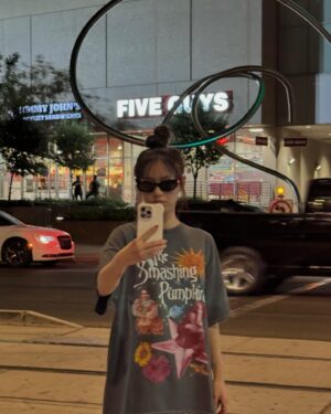 Kim Ji-woo Instagram - I‘m busy eating and eating💨