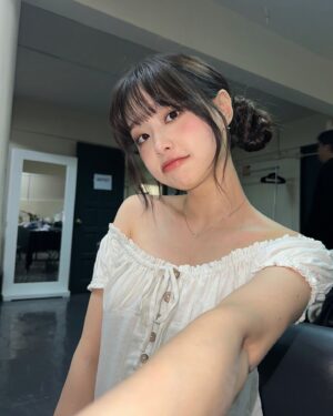 Kim Ji-woo Instagram - break time🖤