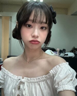 Kim Ji-woo Instagram - break time🖤