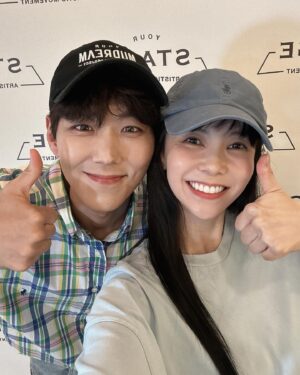 Kim Ji-woo Instagram - .
.
오랜만에 수다수다 많이 해서 너무 재밌었잖아요!!!
아이 신나~~~🤩🤩🤩🤩
벤허 주인님이었다가 동생친구 앙리 뒤프레 였다가 에바가 괴롭히던 괴물로 만났던 카이오빠
속 터 놓고 이야기 할 수 있는 소중한 친구가 있음에 감사해요❤️
담엔 단팥빵 들고 갈께요!! 기달려요!!!!!
.
.