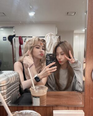 Kim Ji-woo Instagram - .
.
드레스 리허설 때 찍은 사진을 이제야…!!
근데 유지야 너 말이지…
나는 메이크업을 했지만 너는 안했는데도 이렇게 예쁘면 이건 반칙 아니니???
멋지고 예쁘고 귀엽고 혼자 다하는 정유디씨🤩🤩
.
.