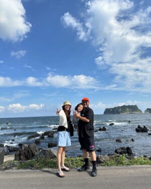 Kim Ki-bang Instagram - .
제주도에만 오면 “아빠 안아”....
그래도 너무 행복한 우리가족입니다💚
브로컴퍼니대표진 휴가에 숟가락만 슬쩍 얹은 여행..
너무 좋고 만족스럽고 행복하네요~
다음엔 우리 어디갈까요??🤣🤣
.
#희바라기방더하기그리니 #제주여행