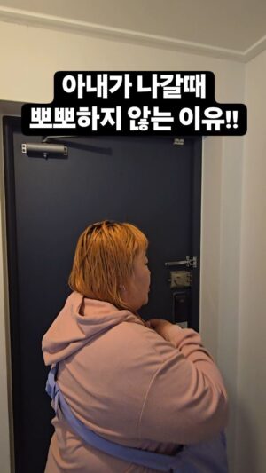 Kim Min-gi Instagram - 블루투쓰 ㅋㅋㅋㅋㅋㅋ#홍윤화 #김민기 #부부 #뽀뽀