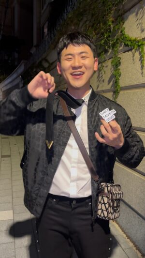 Kim Min-su Instagram - 발렌티노 이벤트에서 만난 Kenneth Minsu Kim 인터뷰🎤
@mukgostudent @maisonvalentino 

#명품 #luxury #valentino #발렌티노 #김민수 #피식대학 #패션아이콘 #명품남 
#데패뉴인터뷰 
🎥 @dailyfashion_news
