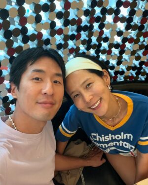 Kim Na-young Instagram - 마이큐는 좋겠다. 내가 여자친구라서 🩵💙💚💜💚💛🧡♥️