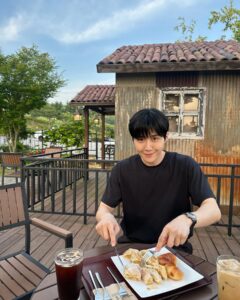 Actor Kim Seon-ho HD Instagram Photos and Wallpapers August 2024