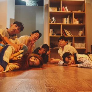 Kim So-ra Instagram - •
임대아파트 공연 끝! 
열정으로 뭉친 동료들과 함께한
연습과 무대에서의 공연은
그저 재밌고 행복했던 기억뿐!
그래서 이번 봄이 유난히 따뜻했나봐요.
오래오래 기억 될 추억 한가득이
또 한번 가슴에 남아서 그저 행복:)
우리 참 뜨겁고 행복했다. 그쵸? 

임대가족들 너무너무 사랑하고
그 동안 임대아파트에 놀러 와주신
언니, 오빠, 친구, 동생들 그리고
관객분들 너무너무 감사합니다🙇‍♀️
