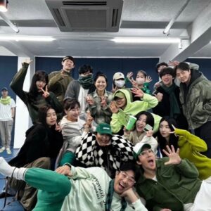 Kim So-ra Instagram - •
임대아파트 공연 끝! 
열정으로 뭉친 동료들과 함께한
연습과 무대에서의 공연은
그저 재밌고 행복했던 기억뿐!
그래서 이번 봄이 유난히 따뜻했나봐요.
오래오래 기억 될 추억 한가득이
또 한번 가슴에 남아서 그저 행복:)
우리 참 뜨겁고 행복했다. 그쵸? 

임대가족들 너무너무 사랑하고
그 동안 임대아파트에 놀러 와주신
언니, 오빠, 친구, 동생들 그리고
관객분들 너무너무 감사합니다🙇‍♀️