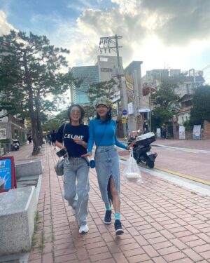 Kim Sung-ryung Instagram - #대학로 은희랑 데이트~ 죽이 척척~~
#꽃별이지나 땨뜻한 마음, 뜨거운 눈물… 잘봤습니다