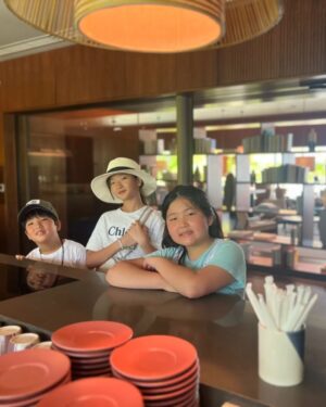 Kim Tae-woo Instagram - #소지해 바리스타 체험하기
애들이 만들어준 커피라 마셨다 나 진짜 커피 안마시는데 나쁘지 않았어