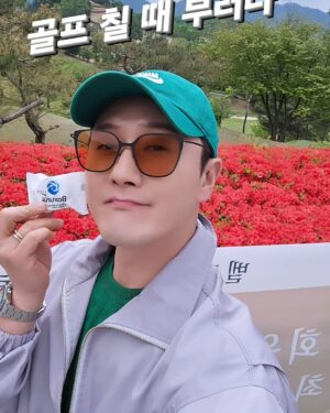 Kim Won-hyo Instagram - 친구가 세계적인 안경을 만들어 배가 아플 지경ㅡ.,ㅡ
우리 부러나도 잘 되어야 하지만...
최고의 신기술로 만든 #슬릭스틸 #썬글라스 가 더 잘될꺼같은...^^
지금 안 사셔도 되니 
썬글라스 살 까 고민하셨던 분들은 
이제 안경점에 혹시 슬릭스틸 있나요?
물어보시고 한 번이라도 착용해보세요.
아마 쓰는 순간 집에 있는 건 안쓰시게 될겁니다.ㅋㅋㅋ
내가 그러고 있거든요.
집에 있는거 나눔 해야할 듯 ㅠㅠ