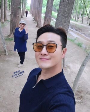 Kim Won-hyo Instagram - 우리의 사랑도 부러나~~~^^
경주 데이트 넘 좋았네~
매번 갔던 곳 말고 새로운 곳을 추천받아 고고!
#천년숲정원🌲 
넘 이쁜 곳들이 많은데, 서로의 관절 보호차원에서 
제일 인기 많은 곳에서만 찰칵!
날씨까지 너무 좋았던 경주.
곧 또 갑니다.
#경주탑빵 먹으로 ^^