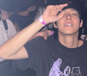 Kim Woo-sung Instagram - Goodbye, Cigarette 🚭
Thank you for being with me through my happiest and my lowest times for 8 years since 2016. 
We started our mornings and ended our nights together and I can't imagine going through everyday without you, but I believe that it is time for us to say goodbye. 

I will miss you very much, 
My best friend
Rose you 🥀
WOOSUNG