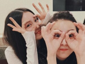 Kim Ye-won Instagram - 요즘 감동의 재회🎁💖
(feat. 로맨스가 필요해, 환승연애)
꽃같은 윰언니🌼와 또 꽃같은 진쥬피디님🌸과
큰 선물과 같은 행복한 때를 보냈다🫶🏻

#20240718