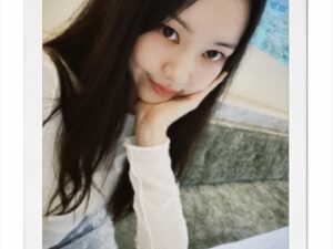 Kim Ye-won Instagram - 요즘 감동의 재회🎁💖
(feat. 로맨스가 필요해, 환승연애)
꽃같은 윰언니🌼와 또 꽃같은 진쥬피디님🌸과
큰 선물과 같은 행복한 때를 보냈다🫶🏻

#20240718