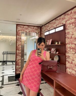 Kim Yong-ji Instagram - Burgundy lovers choice 🫘🫘 

@gucci 
#koreaexclusiveguccihorsebit1955
#GucciHorsebit1955