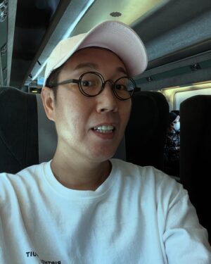 Kim Young-cheol Instagram - 대구에서 서울 올라가는 길. #센엄마 대구 이상하게도 대구분이 참 많이도 와주셨고 많이 웃고 즐거웠다. 이번주 안산에서 또 만나용. 기차가 책 보기도 좋고 진짜 시원하다. 대구는 아… 오늘 몇도야? 진심 덥다 더워. 아 더버라!💦